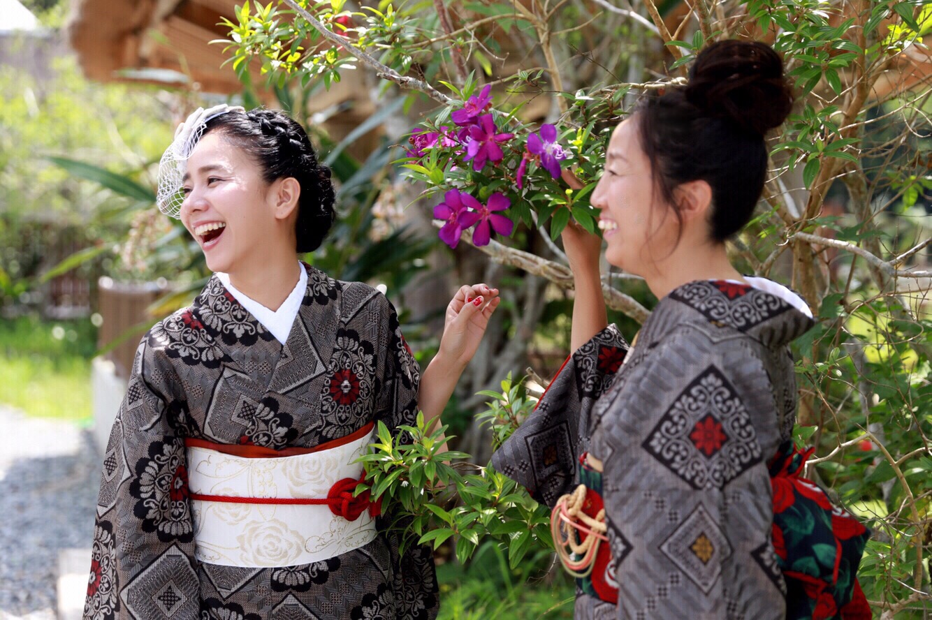 大島紬を着ている女性2人