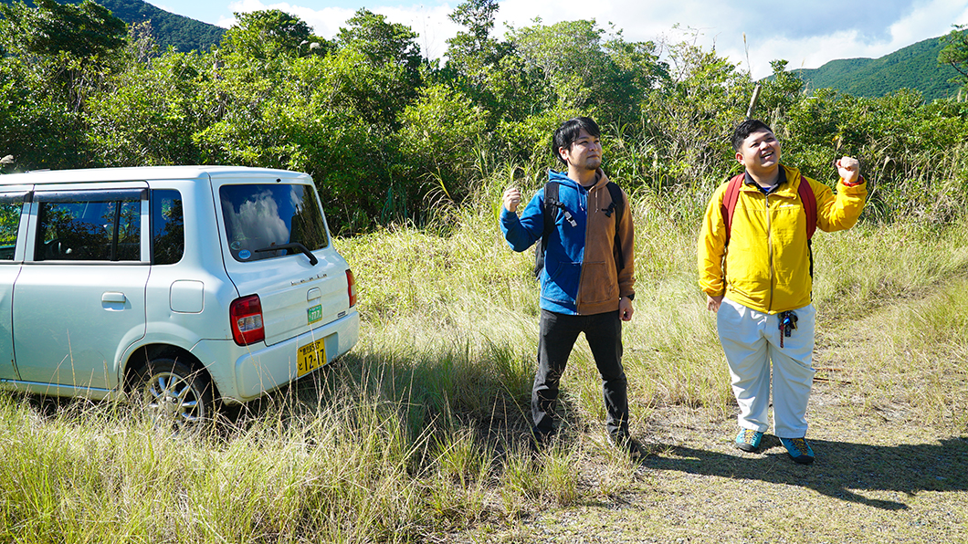 奄美市住用でガッツポーズをする男性
