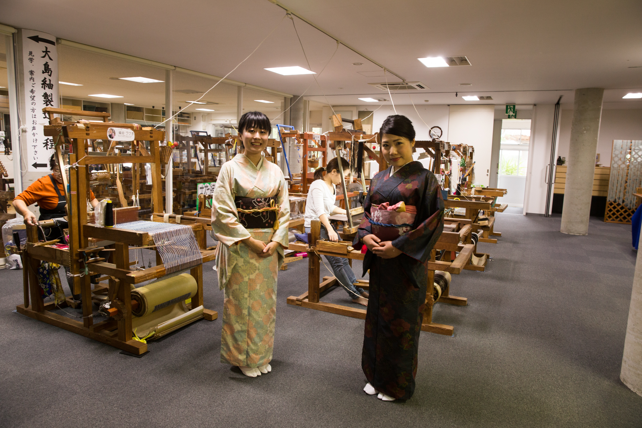 大島紬を着る若い女性2人