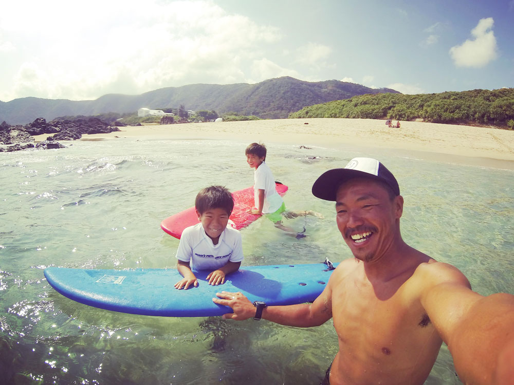 奄美でサーフィンを体験する子ども：Can'nen Surf