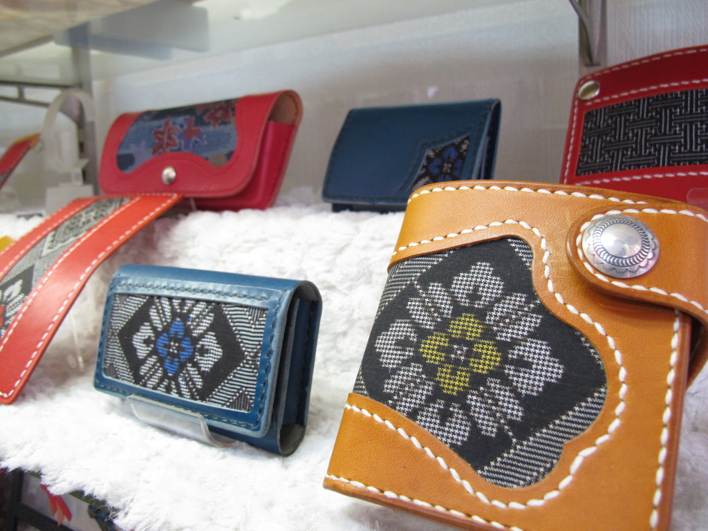 大島紬と革でできた財布や名刺入れの写真39da8da45ac4f230b5dd8cc14c905b4d-1-1024x768