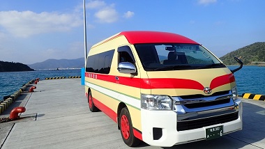 加計呂麻島の旅は、フェリーに合わせてゆっくり、のんびり。頼れる島民の足、「加計呂麻バス」