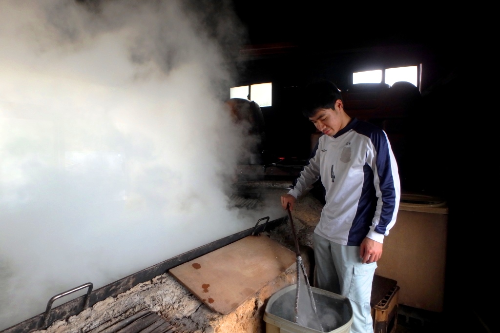 打田原の工場で塩つくりを担当している平建泰さん