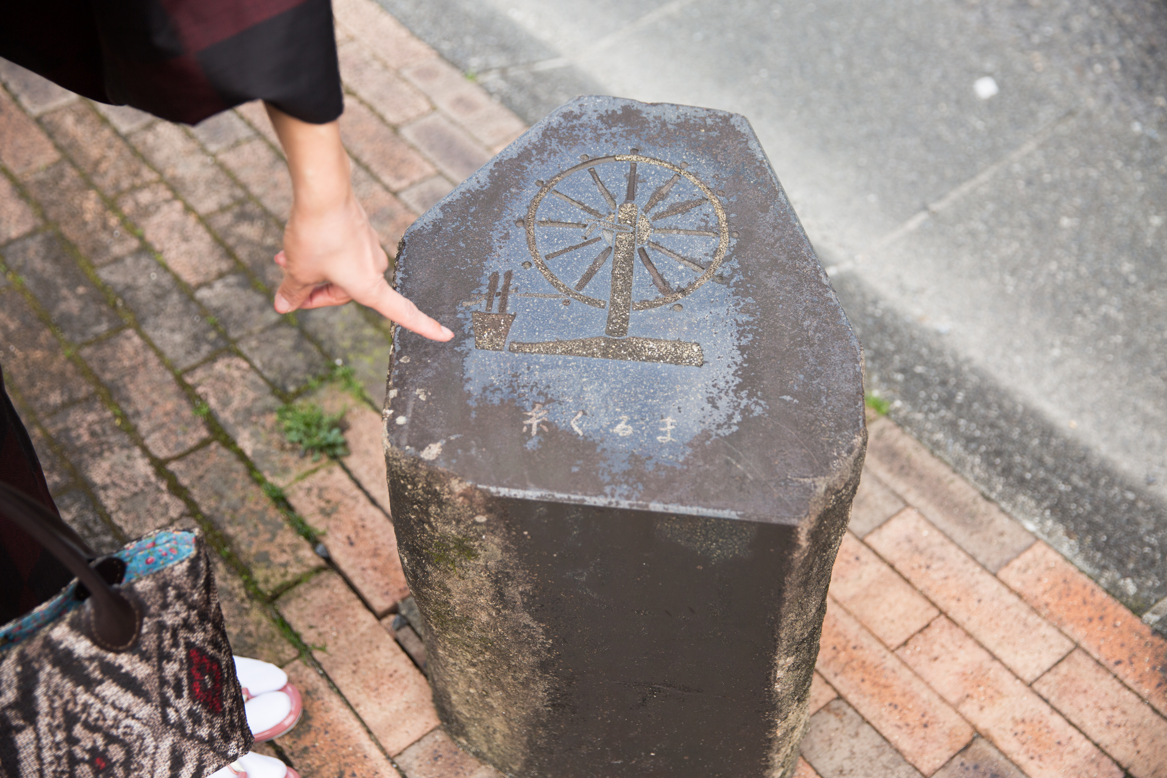 奄美名瀬市街地にある大島紬にまつわる石碑