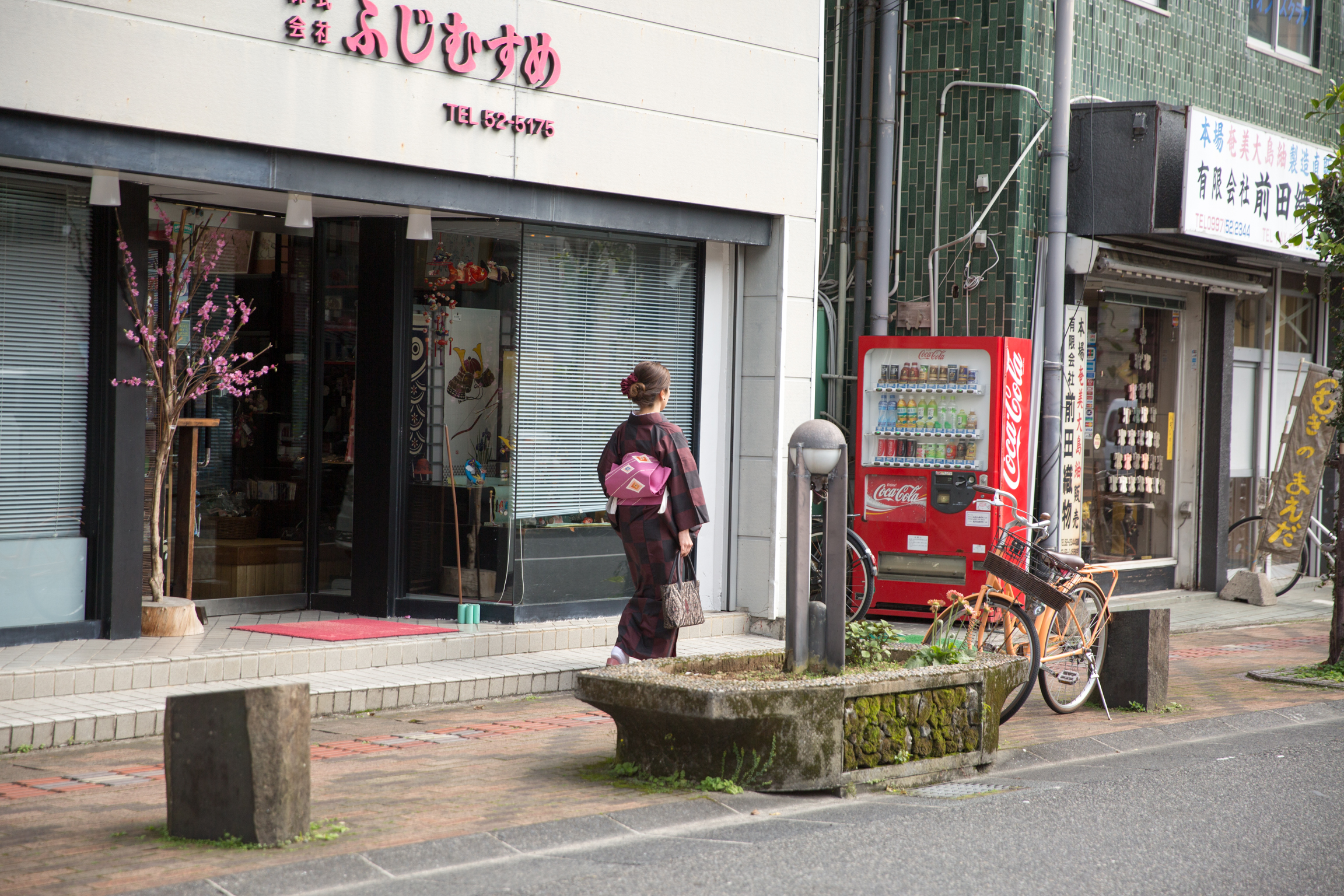 奄美名瀬市街地を大島紬を着て歩く女性