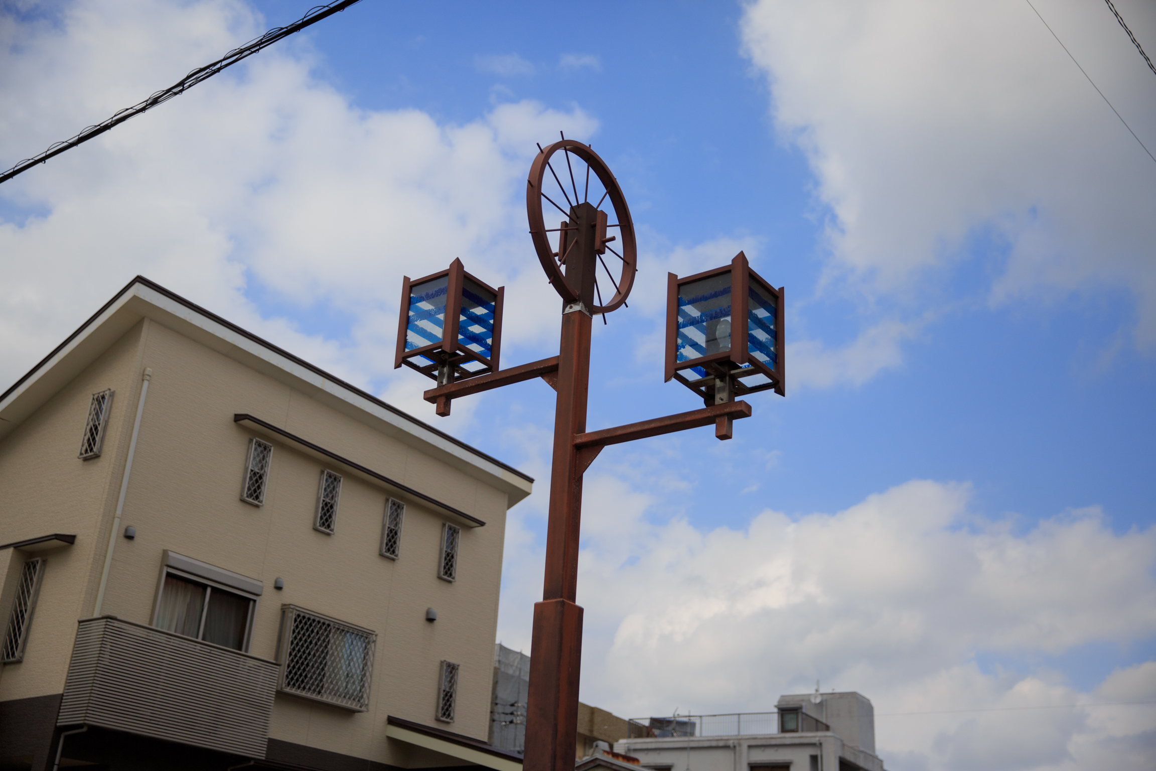 奄美名瀬にある糸操りをモチーフにした街灯