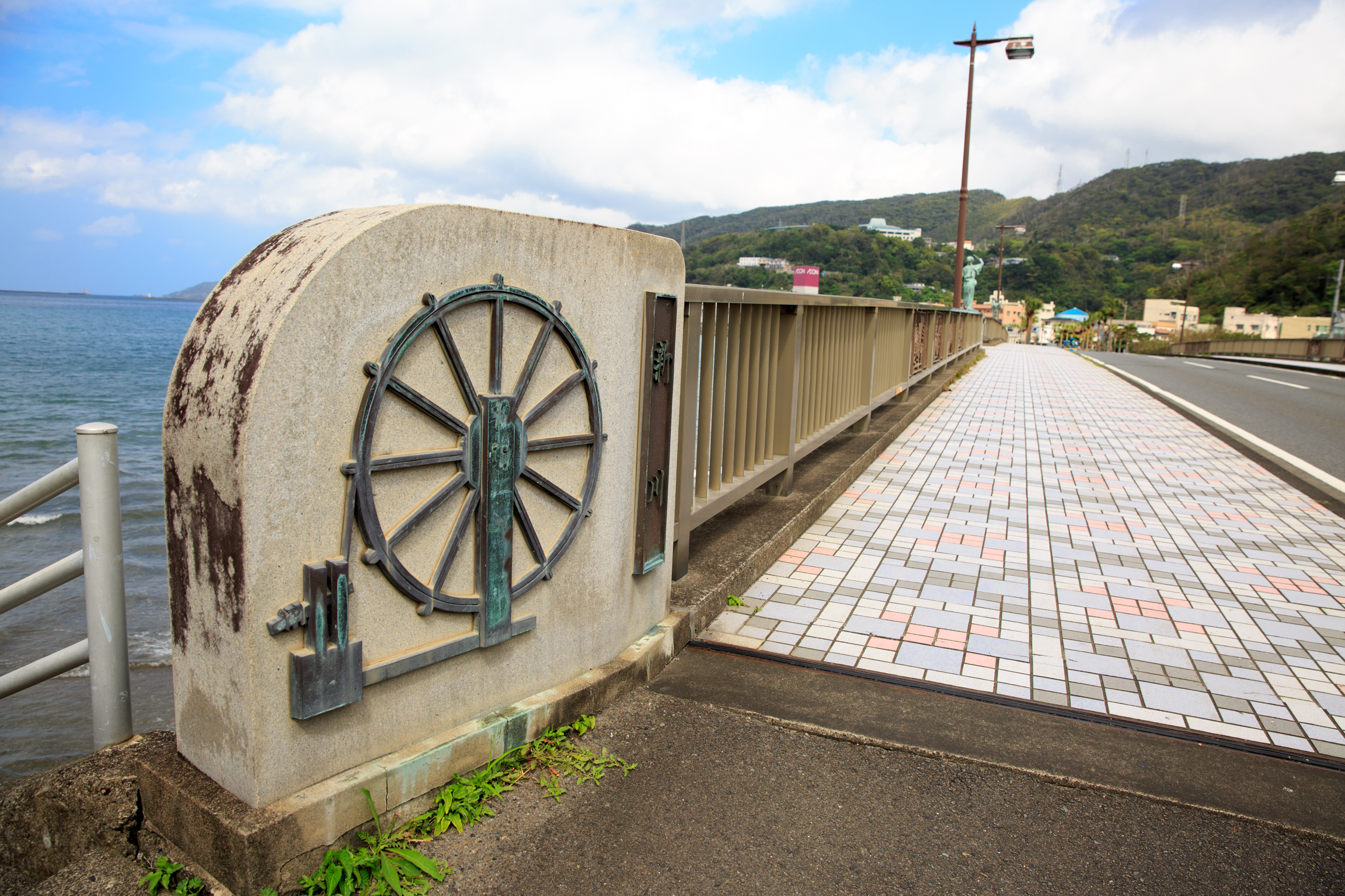 奄美名瀬港近くの橋の入口には糸車