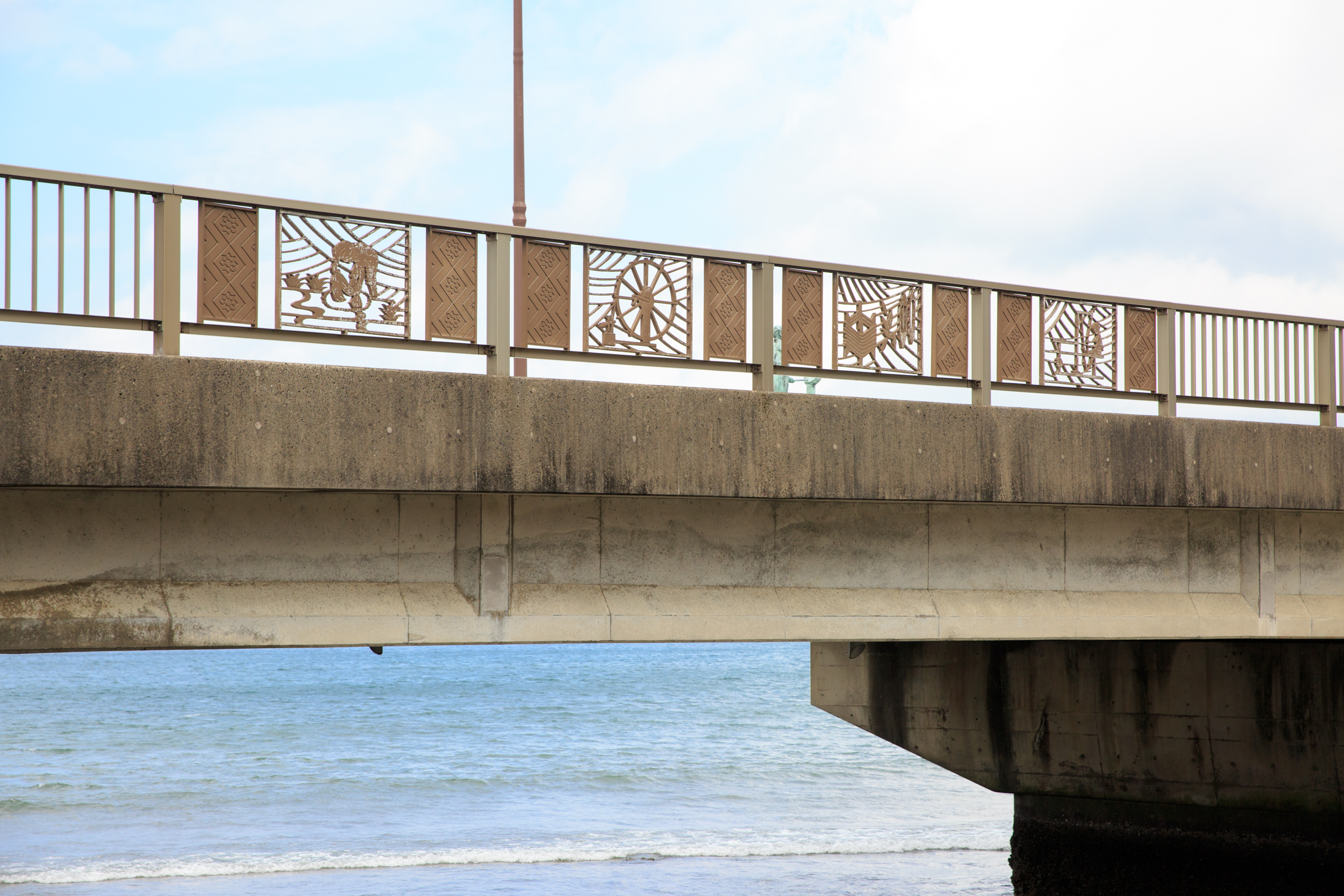 奄美名瀬港近くの橋の柵は大島紬関連のデザイン