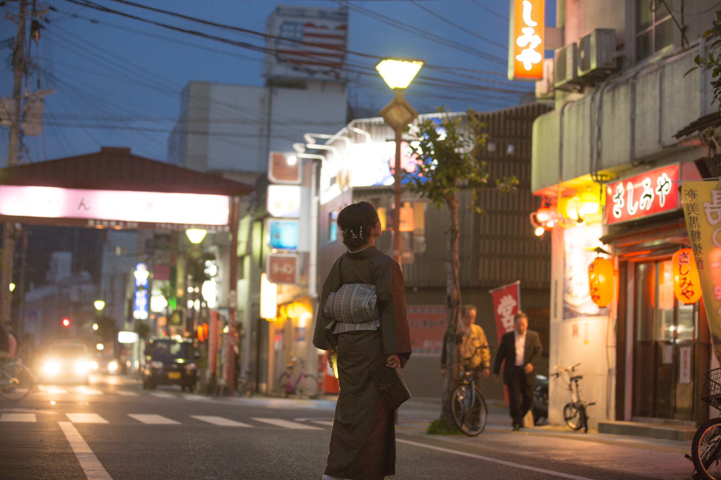 奄美名瀬にある屋仁川通りを歩く大島紬姿の女性