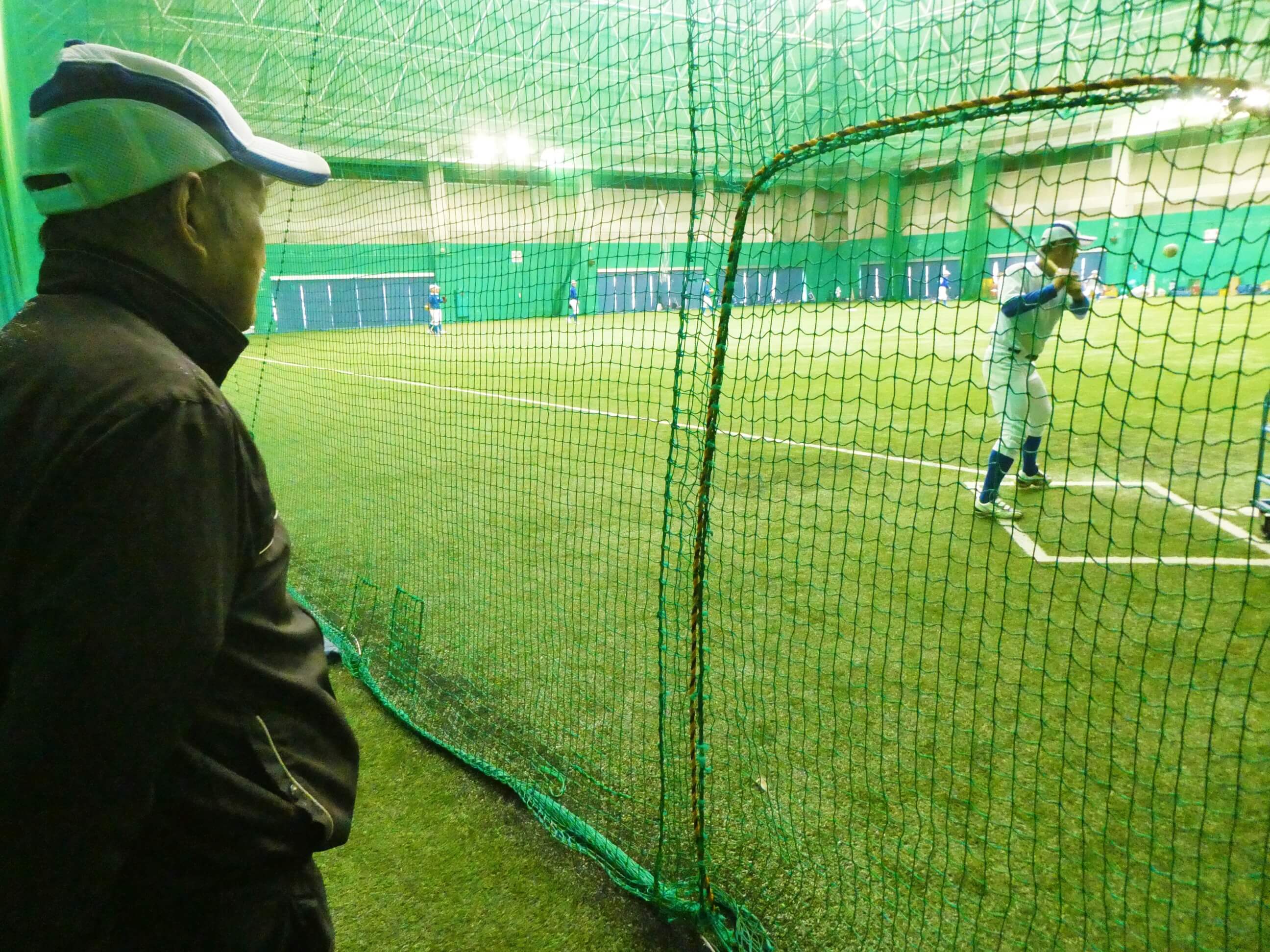 奄美にある名瀬運動公園の屋内競技場で野球の練習中