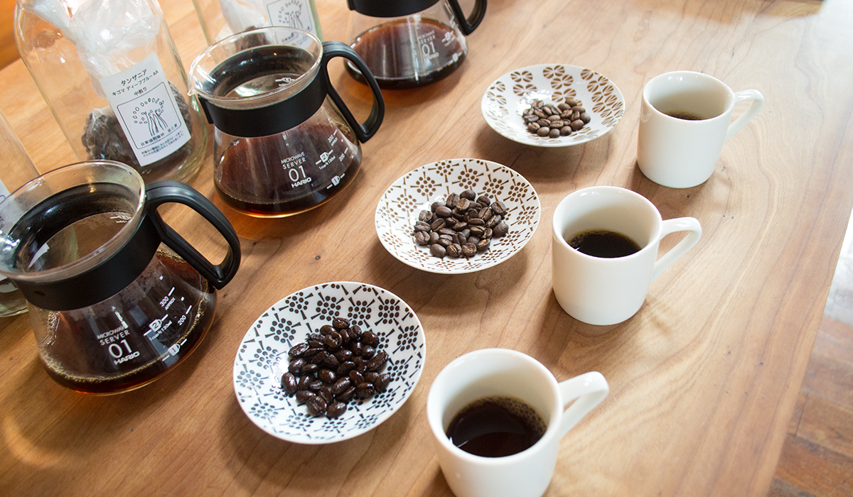 机の上に並ぶコーヒーとコーヒー豆