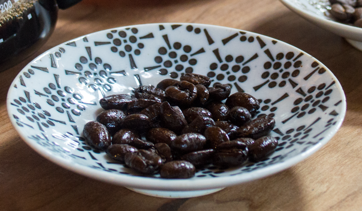 皿に盛っているコーヒー豆