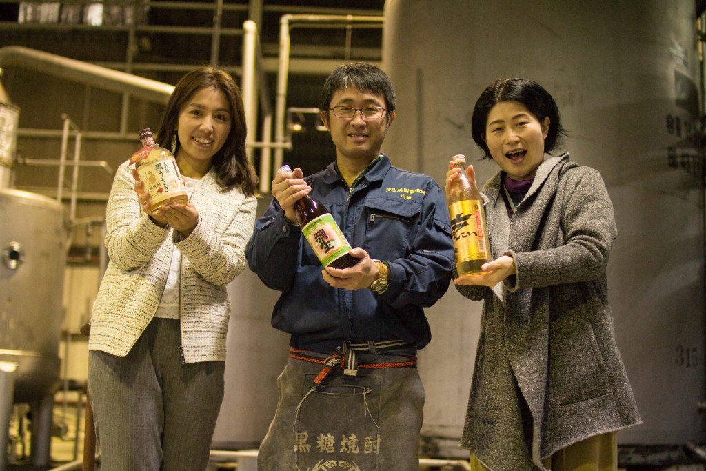 弥生焼酎醸造所の川崎さんと取材した女性2人