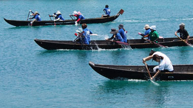 与路島がにぎわう一日「舟こぎ」マリンブルーの海の上での熱戦！