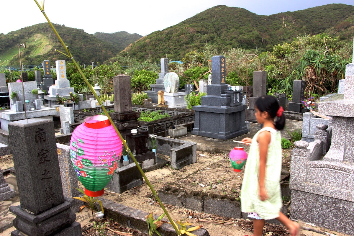 奄美のお盆送り盆の提灯を持った女の子がお墓に向かう写真IMG_7569