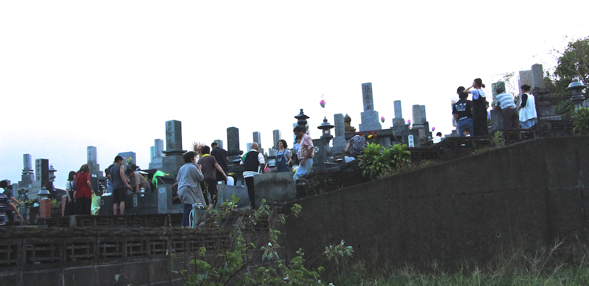 奄美のお盆送り盆にお墓に送りに来た人たちの写真IMG_7632