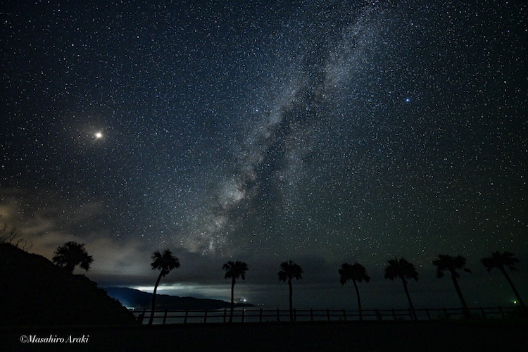 大浜海浜公園のサンセットポイントから見える天の川と月の写真P002_04