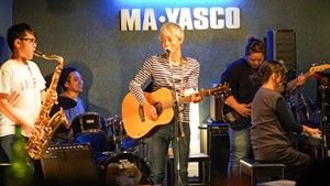 音楽好きが集う場所。島の人と観光客のセッションが始まるLIVE BOX「MA・YASCO」