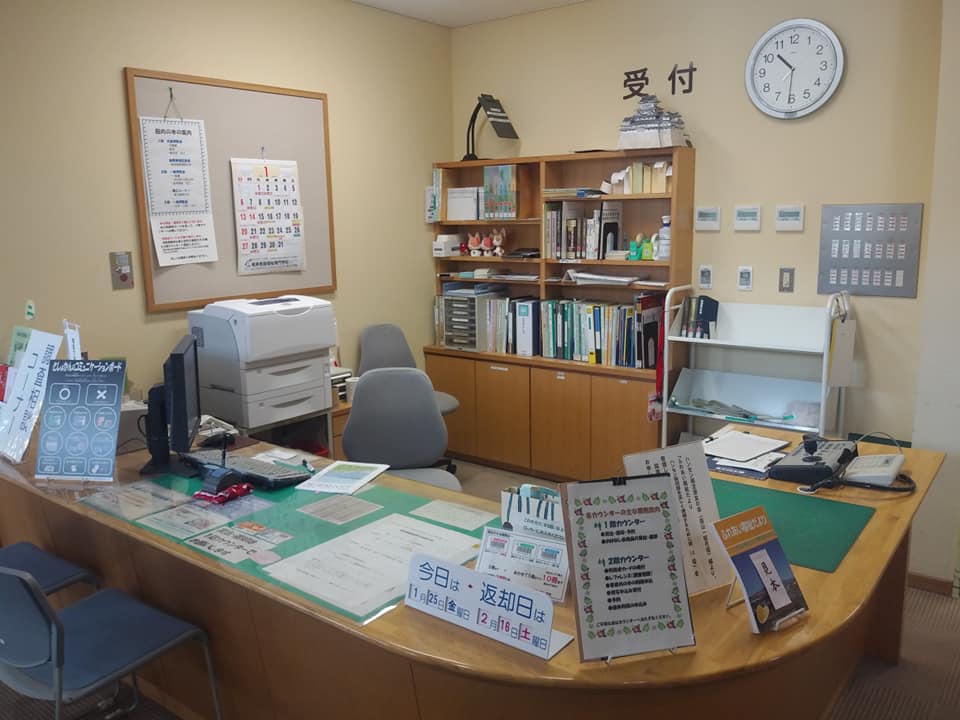 鹿児島県立奄美図書館の2階受付カウンター