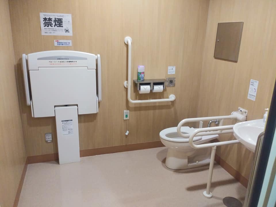 鹿児島県立奄美図書館の多目的トイレのおむつ替えスペース