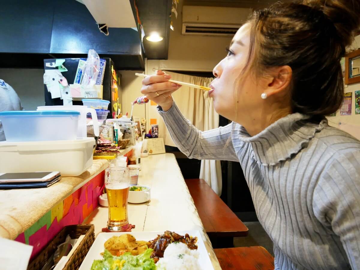 「～Diningめし屋～ふくちゃん」ハンバーグを食べる女性の横顔