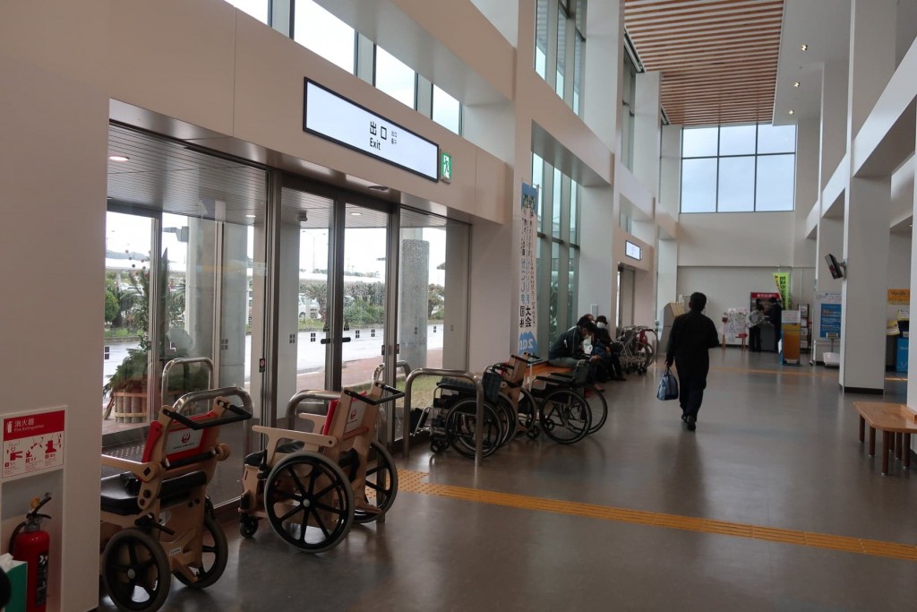 奄美大島空港に航空会社が準備している車椅子