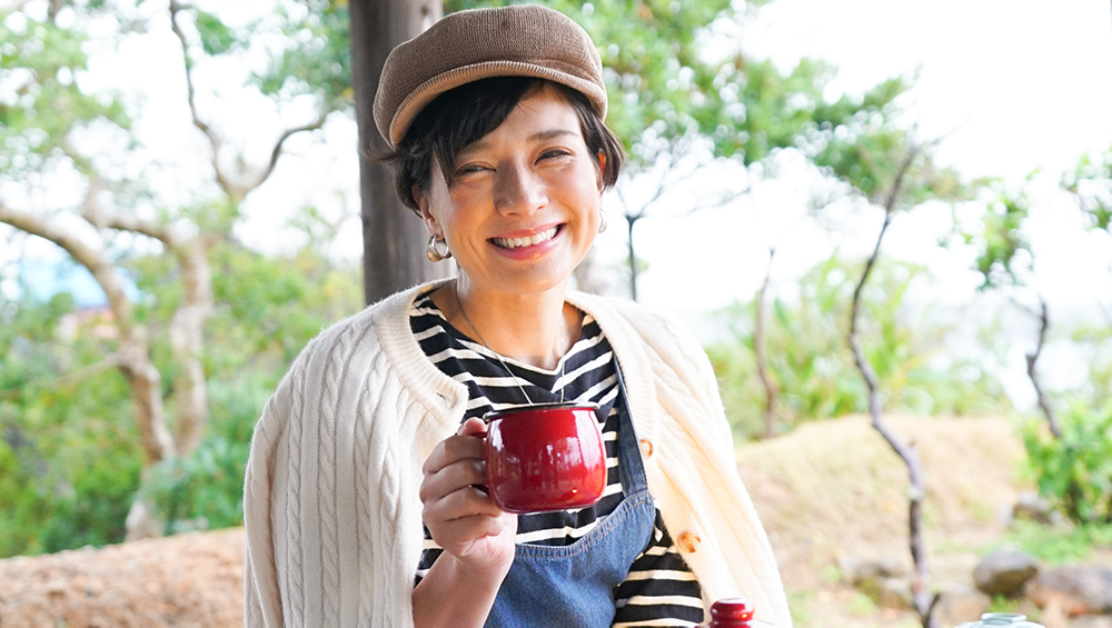 奄美大島の冬キャンプで朝コーヒーを飲む芳美リン