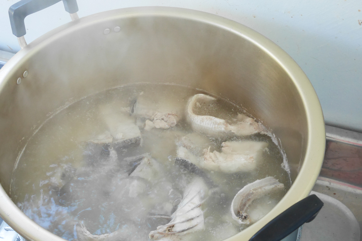鍋で煮ている魚のアラ