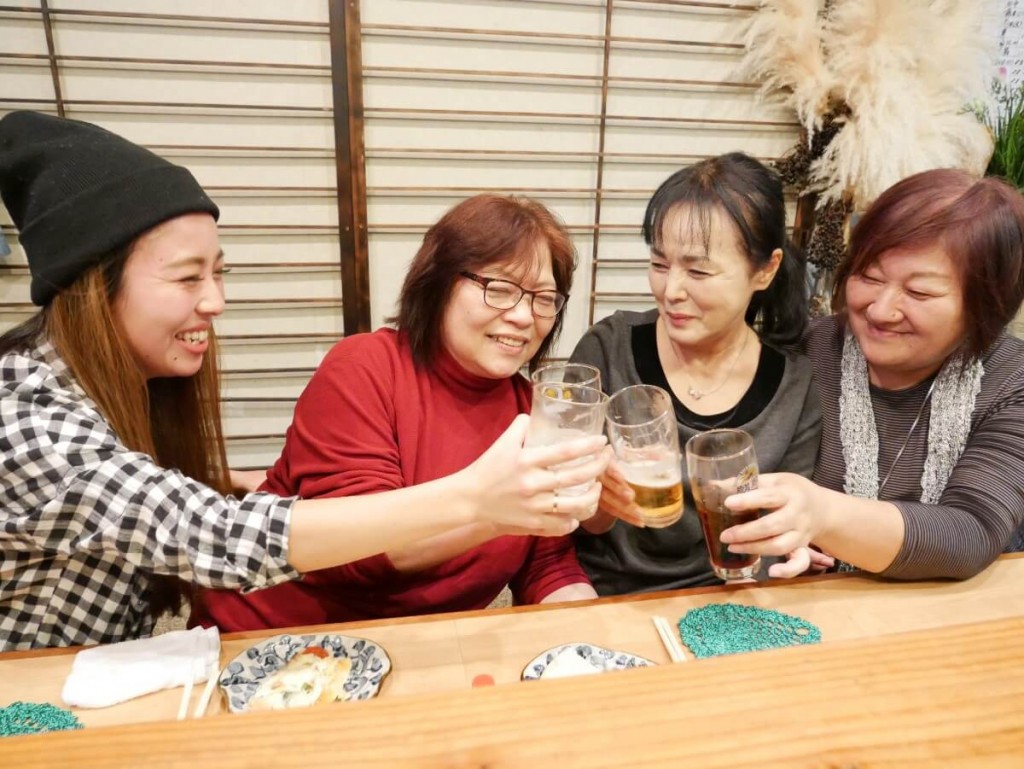 奄美屋仁川のカウンターで乾杯する女性たち