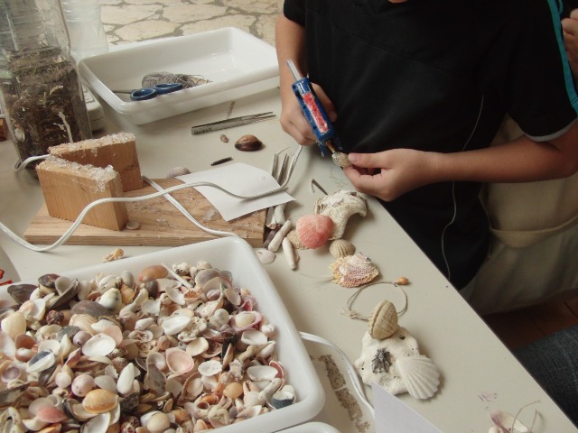 奄美海洋展示館の貝細工体験
