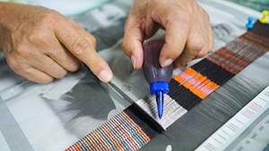 【消えゆく伝統技術に迫るvol2】大島紬泥染めと織りを繋ぐ架け橋～「加工」工程〜