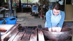 「愛かな工房」の泥染め体験で、世界にひとつだけの宝物を作ろう