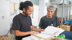 【消えゆく伝統技術に迫るvol4】まるで実験室。化学と数学で色を調合する～「化染」工程〜